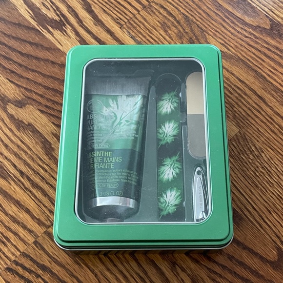 NWT The Body Shop Manicure Set - Picture 1 of 2